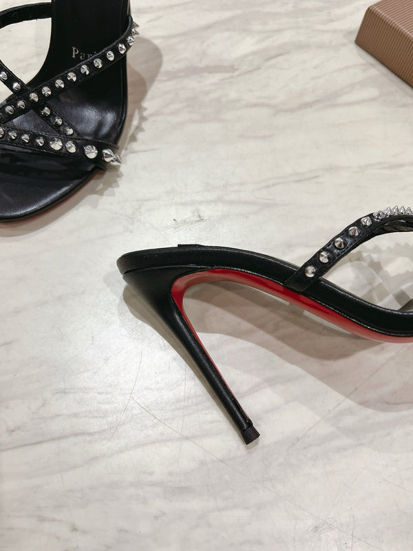 CL 25 Ciabatte con cinturini incrociati in pelle di vitello lucida nera con rivetti 314925