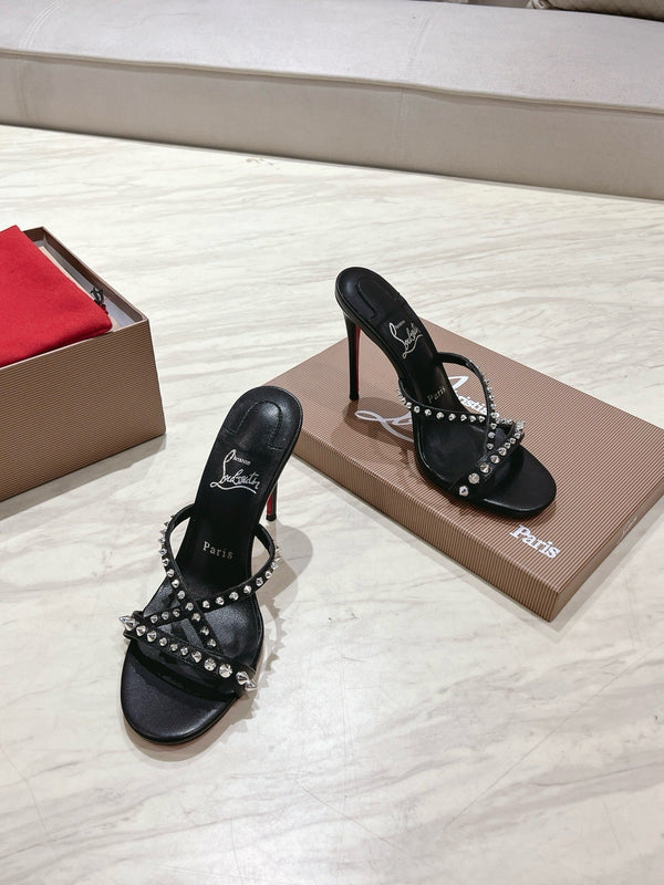 CL 25 Ciabatte con cinturini incrociati in pelle di vitello lucida nera con rivetti 314925