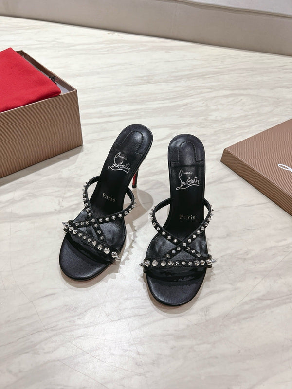 CL 25 Ciabatte con cinturini incrociati in pelle di vitello lucida nera con rivetti 314925