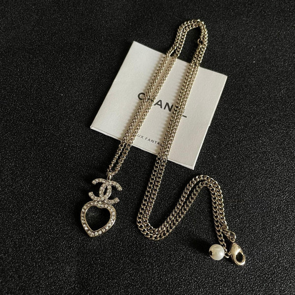 COLLANA A DOPPIA C CON CRISTALLI, PERLE BIANCHE E METALLO ARGENTATO