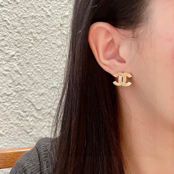 ORECCHINI A DOPPIA C IN METALLO ORO COMPLETAMENTE DIAMANTI