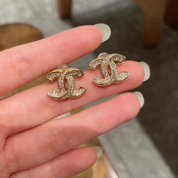 ORECCHINI A DOPPIA C IN METALLO ORO COMPLETAMENTE DIAMANTI