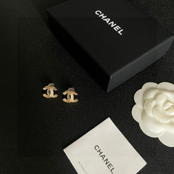 ORECCHINI A DOPPIA C IN METALLO ORO COMPLETAMENTE DIAMANTI