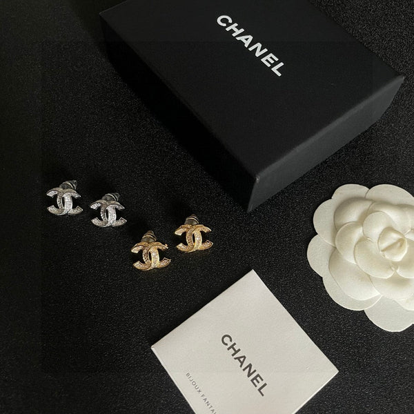 ORECCHINI A DOPPIA C IN METALLO ORO COMPLETAMENTE DIAMANTI