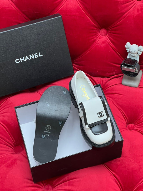 CC MOCCASIN LOAFER IN WHITE MIX BLACK LAMBSKIN