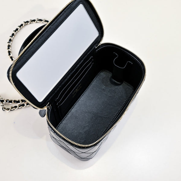 CC 24P Borsa da toeletta con manico superiore 16,5 cm Pelle di vitello verniciata nera Hardware oro chiaro