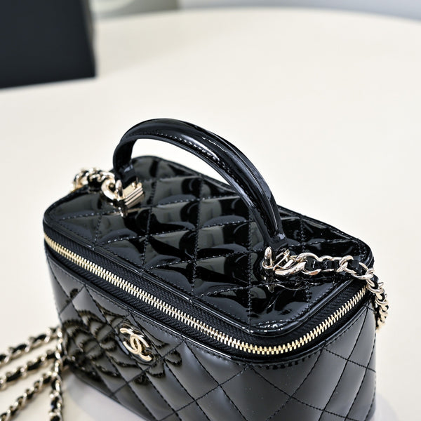 CC 24P Borsa da toeletta con manico superiore 16,5 cm Pelle di vitello verniciata nera Hardware oro chiaro