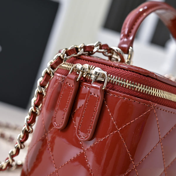 CC 24P Borsa da toeletta con manico superiore 16,5 cm Pelle di vitello verniciata nera Hardware oro chiaro