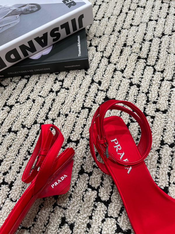 SANDALI IN RASO CON TACCO TRIANGOLARE PRA CREMISON