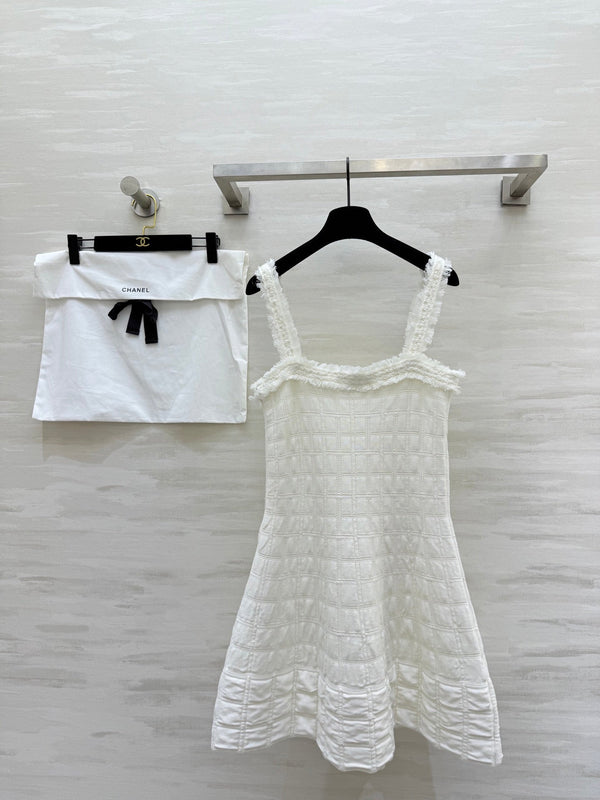 Robe Salopette Chanel 2025 à Carreaux et Bords Frangés en Coton Blanc 319515