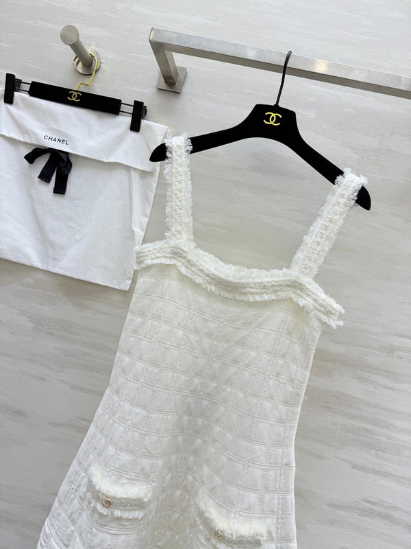 Robe Salopette Chanel 2025 à Carreaux et Bords Frangés en Coton Blanc 319515