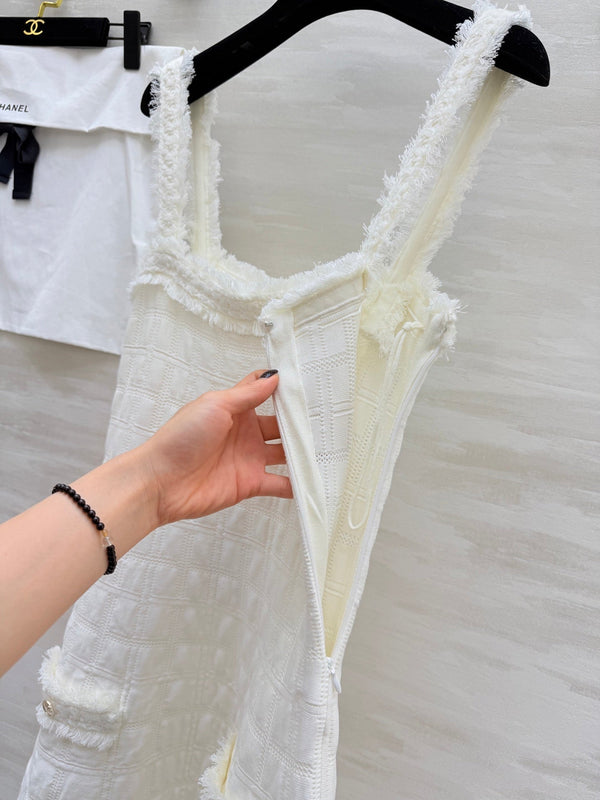 Robe Salopette Chanel 2025 à Carreaux et Bords Frangés en Coton Blanc 319515