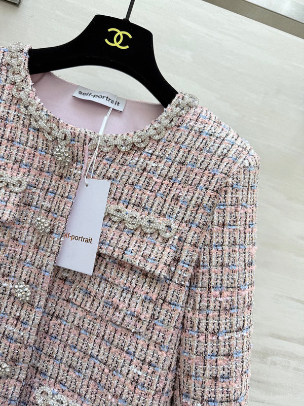 Veste Chanel 2025 à chaîne strassée en tweed rose 319510