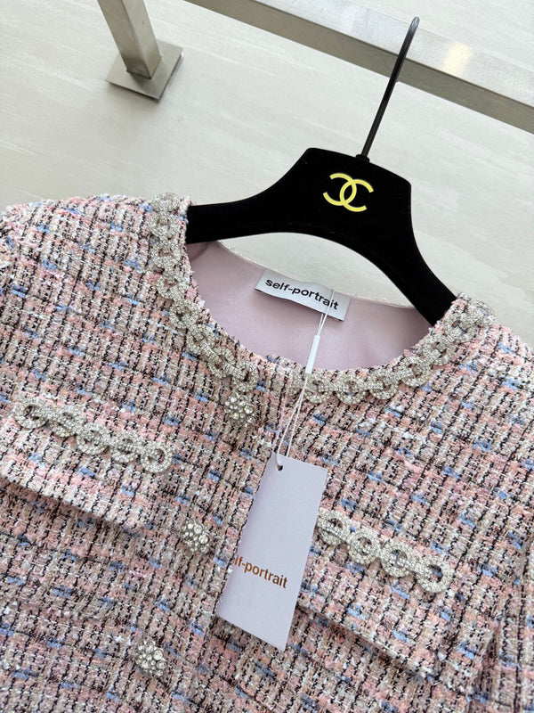 Veste Chanel 2025 à chaîne strassée en tweed rose 319510