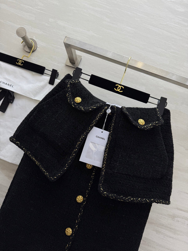 Chanel 2025 Jupe deux pièces en tissu tweed tressé noir, boucle dorée 319481
