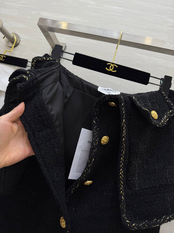 Chanel 2025 Jupe deux pièces en tissu tweed tressé noir, boucle dorée 319481