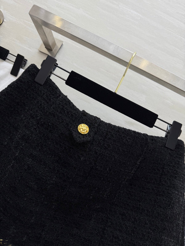 Chanel 2025 Jupe deux pièces en tissu tweed tressé noir, boucle dorée 319481