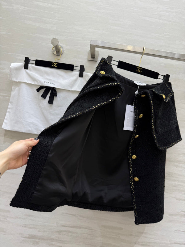 Chanel 2025 Jupe deux pièces en tissu tweed tressé noir, boucle dorée 319481