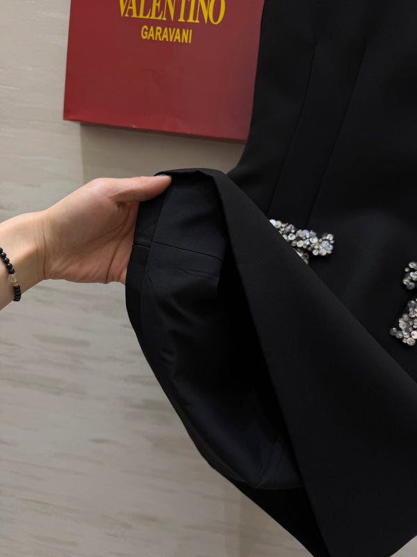 Robe sans manches noire Valen 26s ornée de perles et d'un nœud en tissu 344781