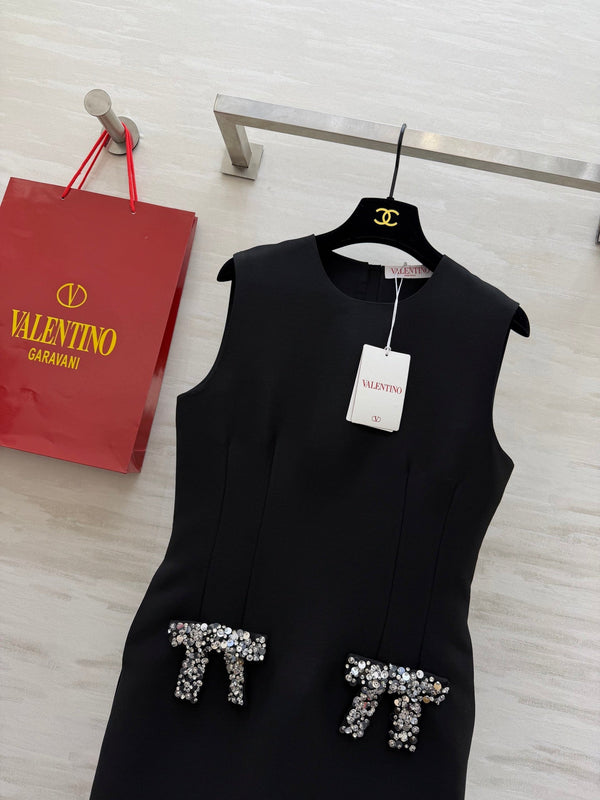 Robe sans manches noire Valen 26s ornée de perles et d'un nœud en tissu 344781