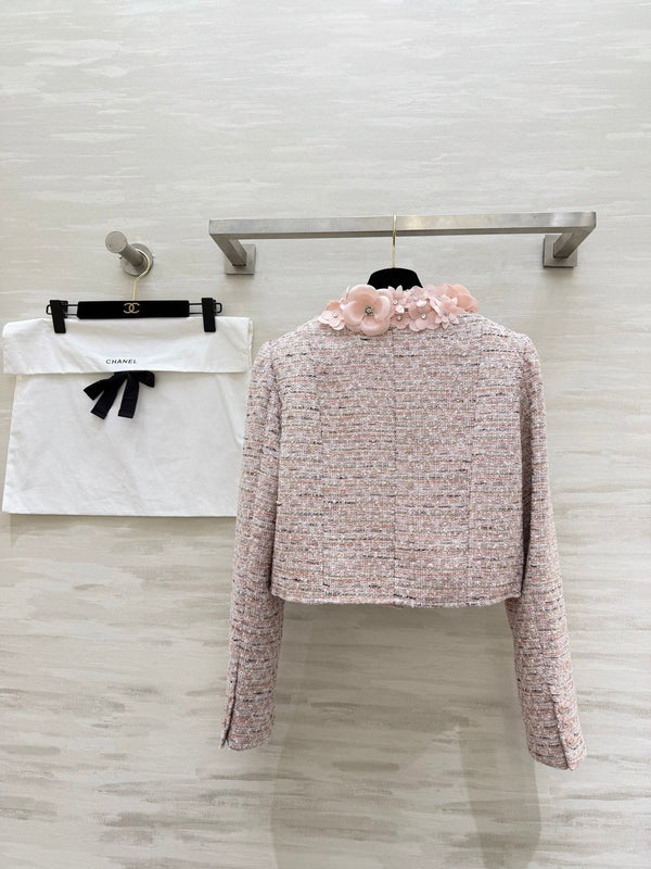 Manteau en tweed de laine mélangée rose pâle orné de fleurs en 3D CC 26s