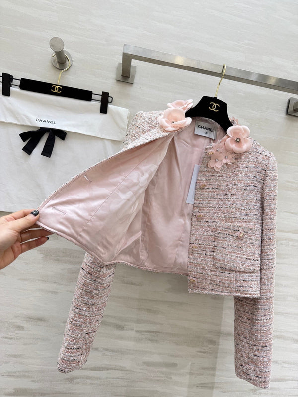 Manteau en tweed de laine mélangée rose pâle orné de fleurs en 3D CC 26s