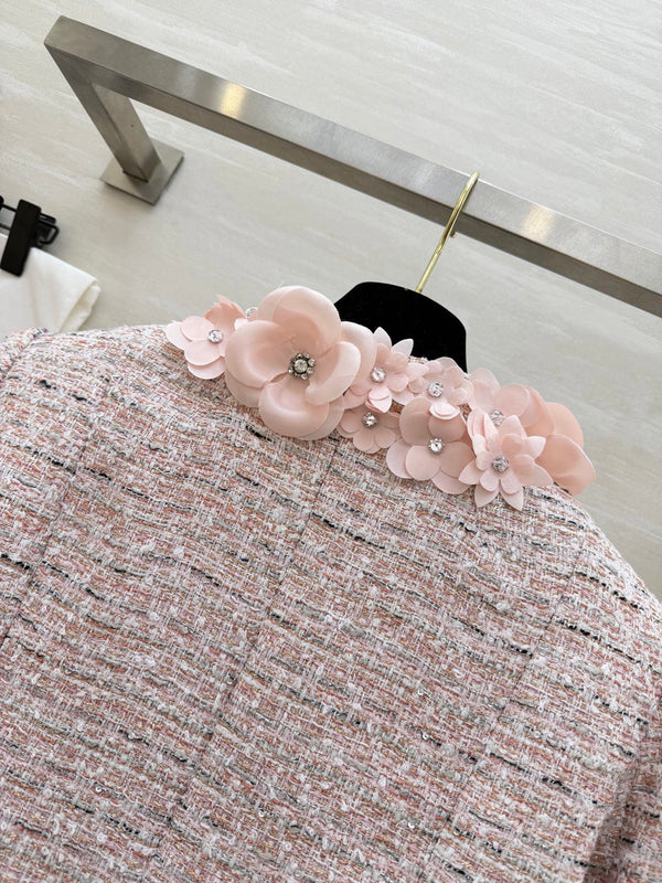 Manteau en tweed de laine mélangée rose pâle orné de fleurs en 3D CC 26s