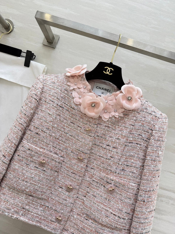 Manteau en tweed de laine mélangée rose pâle orné de fleurs en 3D CC 26s
