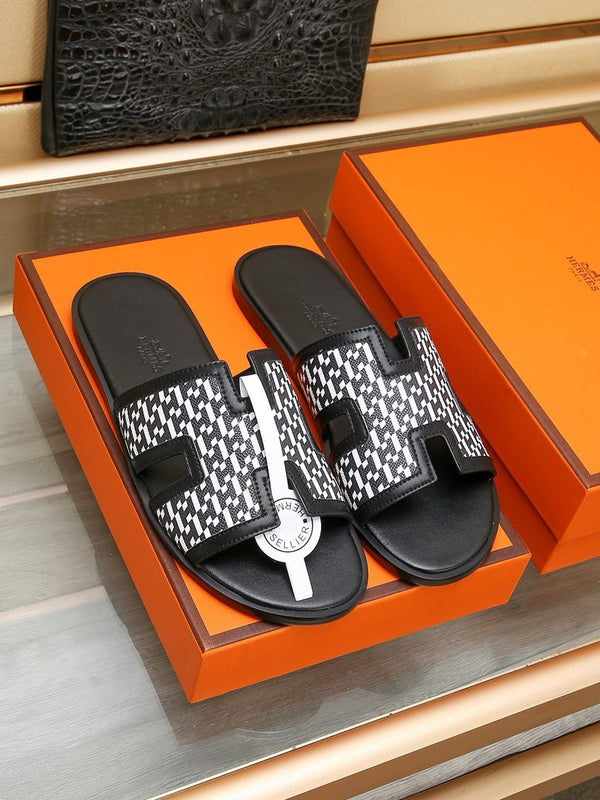 HM ORAN SANDAL BLACK AND WHITE LAMBSKIN