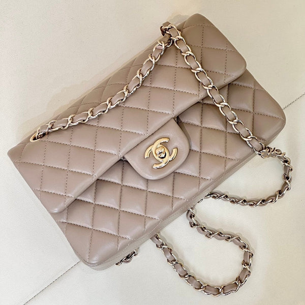 CLASSIC FLAP 23CM BEIGE PELLE DI AGNELLO FERRAMENTA ORO CHIARO