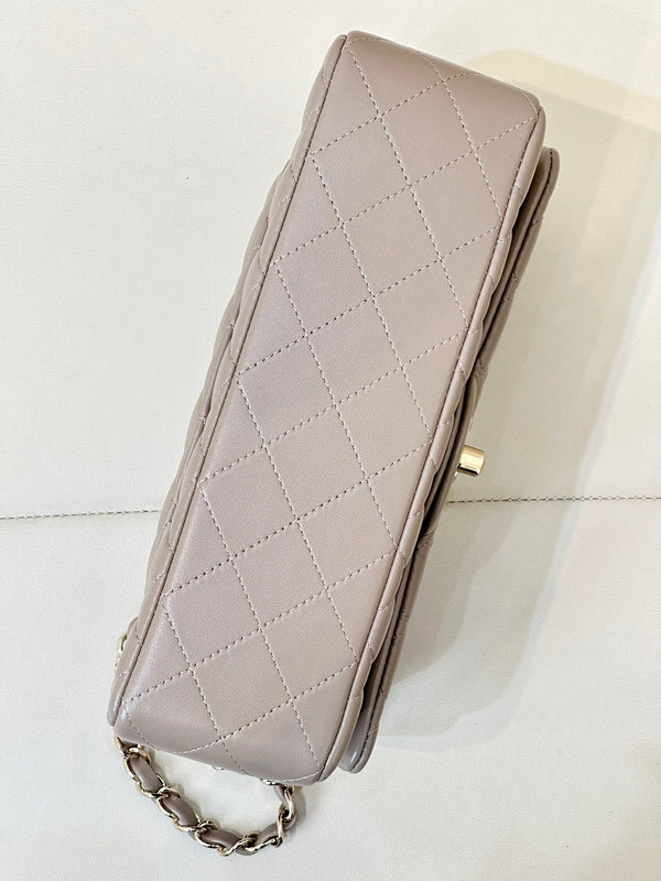 CLASSIC FLAP 23CM BEIGE PELLE DI AGNELLO FERRAMENTA ORO CHIARO