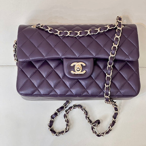 CLASSIC FLAP 23CM PELLE DI AGNELLO VIOLA FERRAMENTA ORO CHIARO