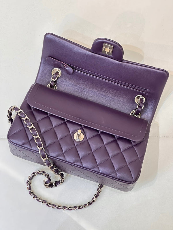 CLASSIC FLAP 23CM VIOLET LAMBSKIN LIGHT GOLD HARDWARE