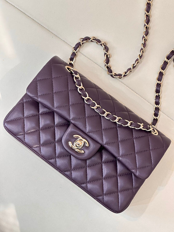 CLASSIC FLAP 23CM VIOLET LAMBSKIN LIGHT GOLD HARDWARE