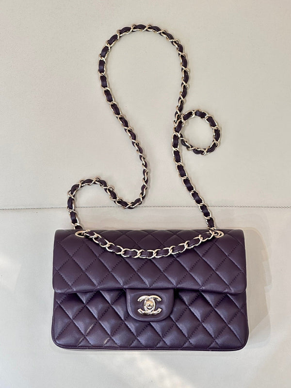 CLASSIC FLAP 23CM VIOLET LAMBSKIN LIGHT GOLD HARDWARE