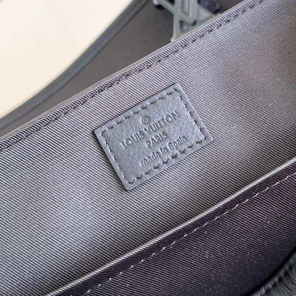 MESSENGER VOYAGER PM 33 IN PELLE DI VITELLO MONOGRAM SHADOW NERA