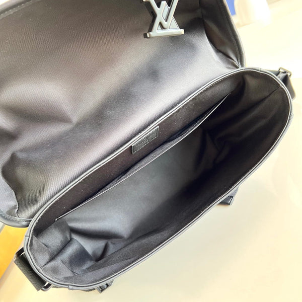 MESSENGER VOYAGER PM 33 IN PELLE DI VITELLO MONOGRAM SHADOW NERA