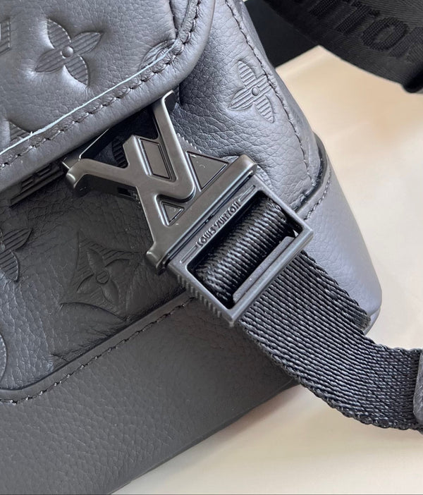 MESSENGER VOYAGER PM 33 IN PELLE DI VITELLO MONOGRAM SHADOW NERA