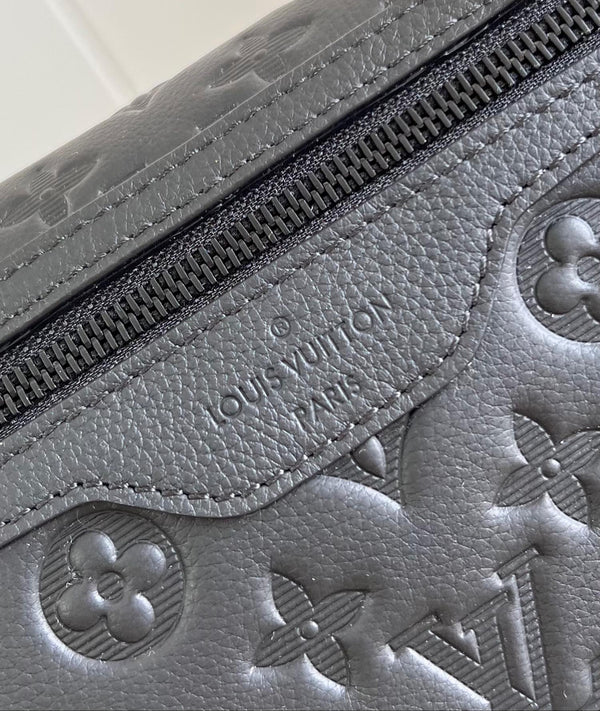 MESSENGER VOYAGER PM 33 IN PELLE DI VITELLO MONOGRAM SHADOW NERA