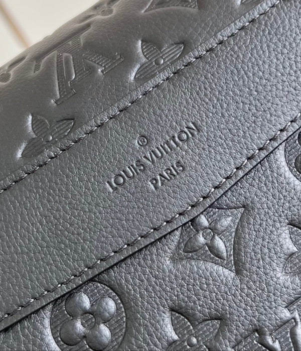 MESSENGER VOYAGER PM 33 IN PELLE DI VITELLO MONOGRAM SHADOW NERA