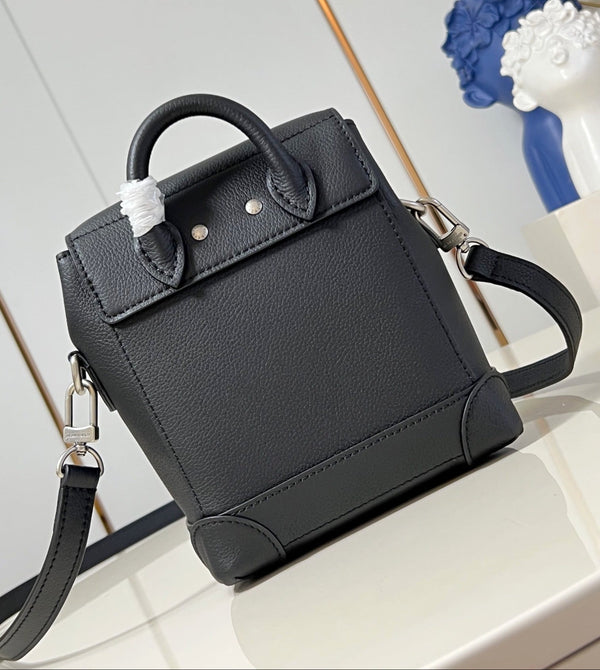 Steamer 20 in pelle di vitello nera con accessori in argento