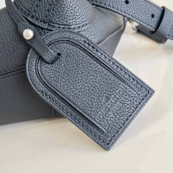 BORSA A TRACOLLA STEAMER 30 IN PELLE DI VITELLO NERA CON FERRAMENTA IN ARGENTO