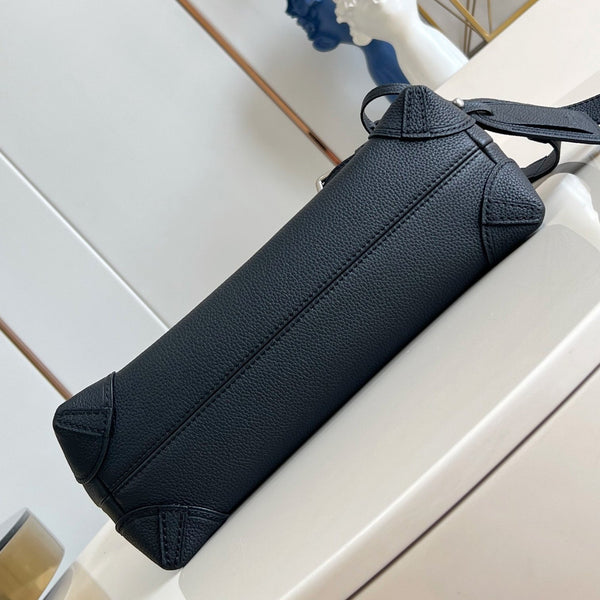 BORSA A TRACOLLA STEAMER 30 IN PELLE DI VITELLO NERA CON FERRAMENTA IN ARGENTO