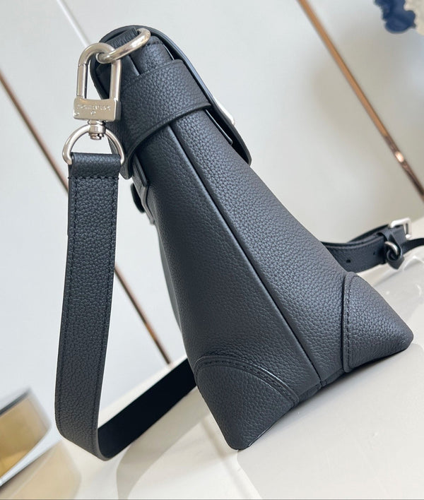 BORSA A TRACOLLA STEAMER 30 IN PELLE DI VITELLO NERA CON FERRAMENTA IN ARGENTO