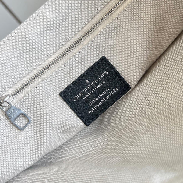 BORSA A TRACOLLA STEAMER 30 IN PELLE DI VITELLO NERA CON FERRAMENTA IN ARGENTO