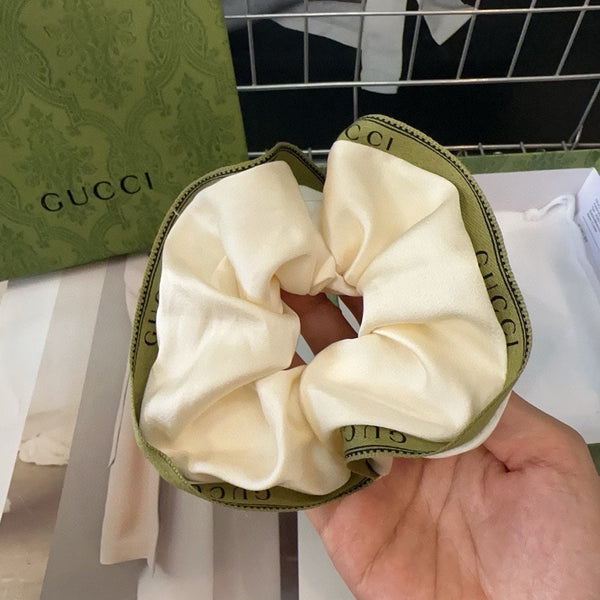 SCRUNCHIE IN SETA CON BORDI CREMA E VERDE 432903