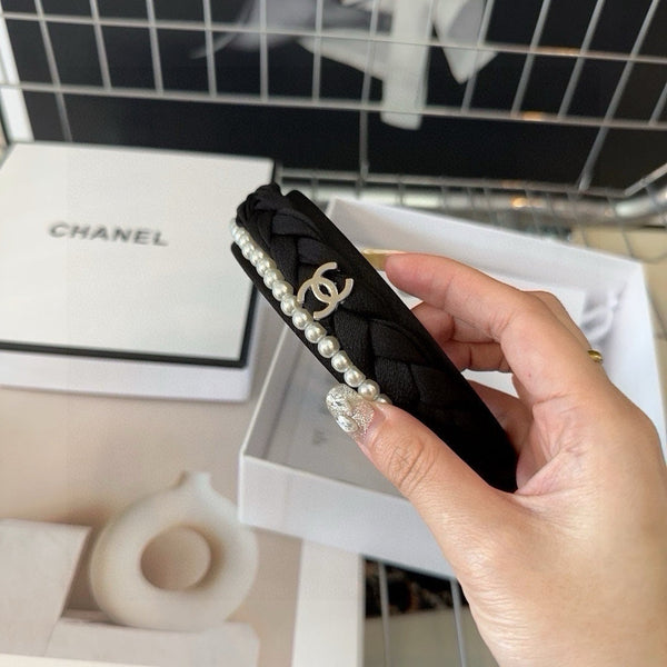 BLACK FABRIC HAIRBAND WITH PEARL CHAIN 412528