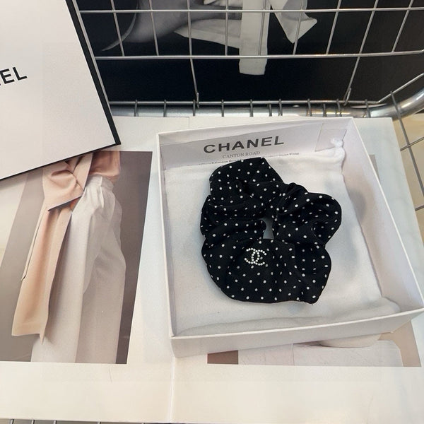 Elastico per capelli in tessuto a pois neri 418926