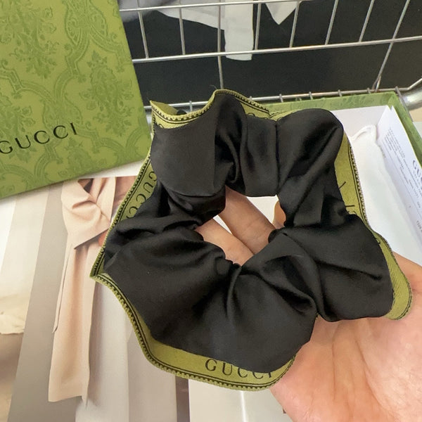 Elastico per capelli in seta nera e finiture verdi 432904