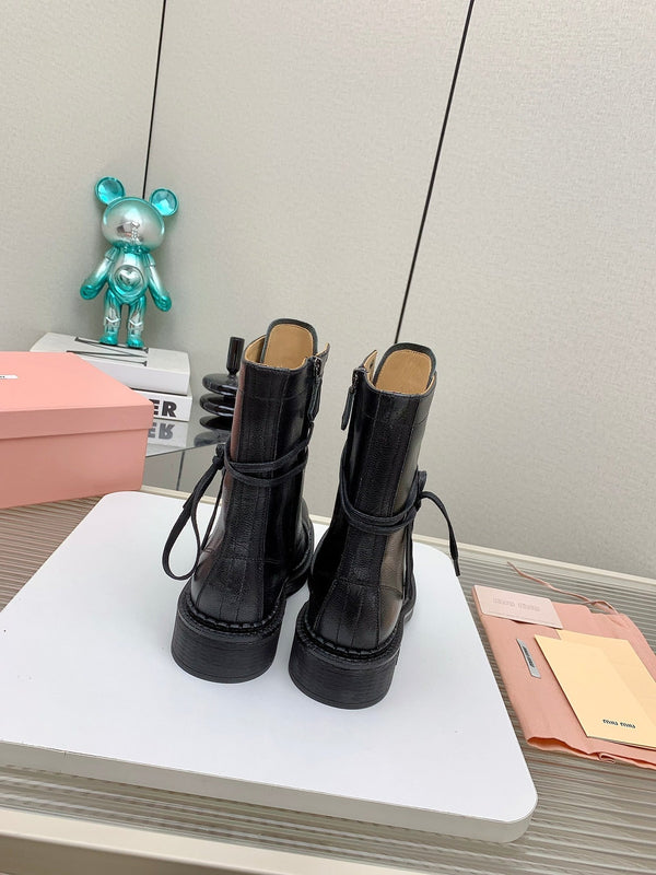 Stivaletti Miu in pelle con lacci in vacchetta nera